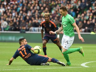 Futbalisti FC Lorient (v tmavom) neuspeli na pôde AS Saint-Etienne.