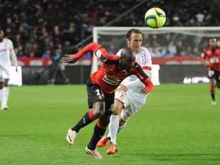 Domáci Giovanni Sio zabezpečil aspoň bod pre Rennes. Na snímke uniká skúsenému veteránovi Ricardovi Carvalhovi.