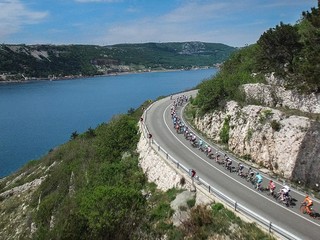 Etapy boli lemované krásnymi prírodnými scenériami.