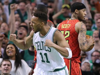 Hráč Bostonu Celtics Evan Turner sa teší po svojom presnom zakončení v zápase proti Atlante Hawks.