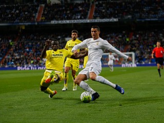Cristiano Ronaldo (v bielom) sa zranil v zápase proti Villarrealu.