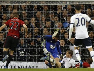 Craig Dawson (vpravo na zemi) z West Bromwichu Albion posiela loptu do vlastnej siete.