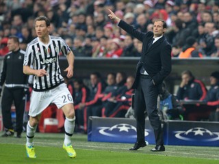 Massimilliano Allegri (vpravo) naďalej povedie futbalistov Juventusu Turín.