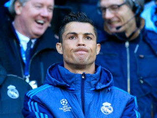 Cristiano Ronaldo sleduje zápas v Manchestri iba ako divák.