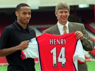 Keď to všetko začalo. Nová posila "Gunners" Thierry Henry pózuje 3. augusta 1999 s trénerom Arsénom Wengerom pred pozvanými médiami.