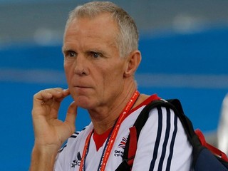 Sutton má rozhodne čo vysvetľovať.