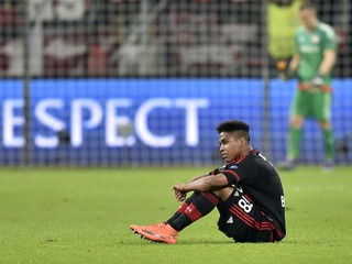 Takto sklamaný sedel Wendell na trávniku po jarnom vypadnutí Leverkusenu z Európskej ligy. Nemecký zástupca nestačil na Villarreal.