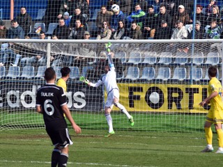 Brankár Michaloviec Marián Kelemen zasahuje v zápase proti AS Trenčín.