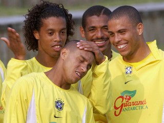 Ronaldo (vpravo) a Vampeta (vzadu) sú dlhoroční priatelia.