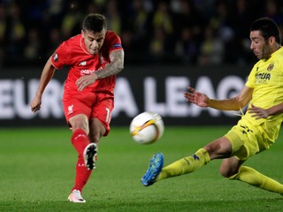 Hráč Liverpoolu Philippe Coutinho (vpravo) a hráč Villarealu Bruno Soriano.