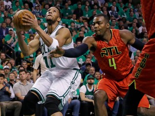 Paul Millsap (č. 4) bol najlepším strelcom víťazov z Atlanty.