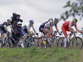 Yates (druhý zľava) sa dostal do prekérnej situácie.