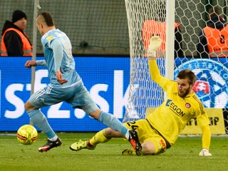 Slovanista Adam Zreľák (vľavo) prekonáva brankára Trenčína Igora Šemrinca.