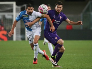 Momentka z duelu Chievo Verona - ACF Fiorentina. Domáci Sergio Pellissier bojuje o loptu s Nenadom Tomovičom. 