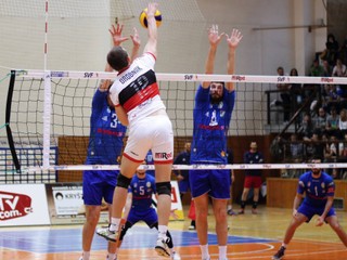 Nitrania (v modrom) potvrdili dnešnou výhrou doterajšiu stopercentnú bilanciu domácich tímov vo finále.