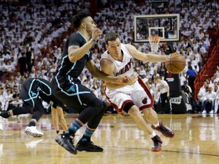Goran Dragič (vpravo) prispel k postupu Miami Heat cez Charlotte.