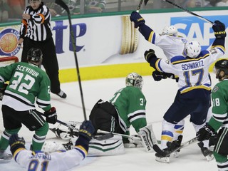 Hokejisti St. Louis oslavujú víťazný gól Davida Backesa (vzadu) v predĺžení.