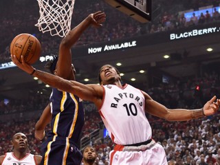 DeMar Rozan z Toronta (vpravo) sa pokúša zakončiť na kôš v zápase proti Indiane. Bráni ho Myles Turner.