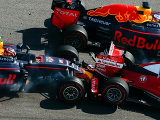Ruský jazdec v prvých troch zákrutách dvakrát vrazil do Vettela