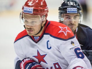 Dávid Skokan (vpravo) v tesnom súboji s kapitánom CSKA Moskva Denisom Denisovom.