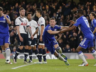 Aspoň k zisku bodu naštartoval Chelsea gól stopéra Garyho Cahilla (v strede).