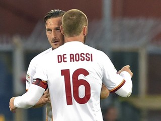 Francesco Totti (vľavo) sa po svojom góle objíma so spoluhráčom Danielem De Rossim.