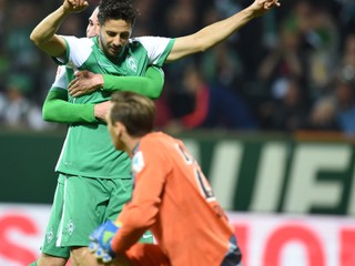 Futbalisti Werderu Brémy strelili Stuttgartu šesť gólov. Na snímke sa teší Claudio Pizarro.