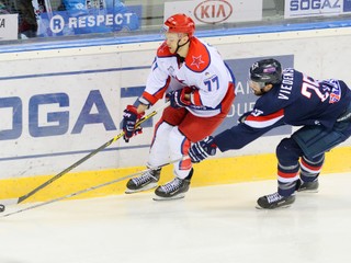 Stéphanovi Da Costovi (vľavo) čelili v tejto sezóne aj hokejisti Slovana v 1. kole play off KHL.