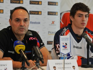 Korím je bývalým kapitánom reprezentačného výberu do 20 rokov. Na snímke s koučom Ernestom Bokrošom.