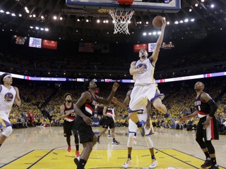 Klay Thompson z Golden State zakončuje na kôš v zápase proti Portlandu.