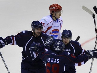 Bílek (v bielom) obliekal v minulosti aj dres Českých Budějovíc.