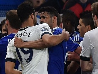 Súpera pichol do oka. Hráč Tottenhamu zrejme dostane vyšší trest