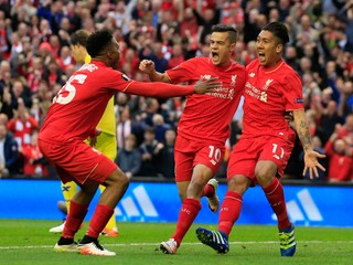 Daniel Sturridge, Philippe Coutinho a Roberto Firmino sa tešia po strelení úvodného gólu Liverpoolu.