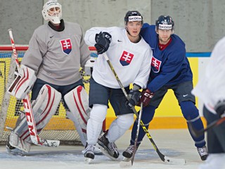 Slovenkí hokejisti zľava Branislav Konrád, Martin Réway a Juraj Mikuš sa pripravujú na prvý zápas na MS.