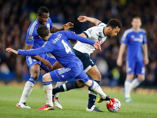 Dembélého (v bielom) reakcia mohla vyplývať z frustrácie zo strateného vedenia 2:0 na Stamford Bridge.