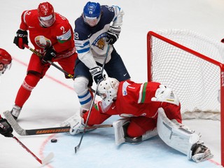 Fín Patrik Laine (v strede) strelil v zápase s Bielorusmi dva góly.