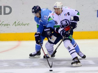 Jonathan Cheechoo (vpravo) v súboji o puk s útočníkom Máriom Bližňákom.