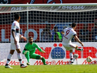 Robert Lewandowski (vpravo) strelil oba góly Bayernu Mníchov.