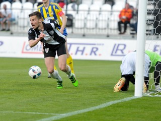 Myjavčan Frederik Bílovský sa teší zo svojho gólu do siete Dunajskej Stredy.