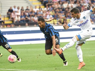 Manuel Pucciarelli z Empoli (vpravo) práve vyrovnáva v stretnutí proti milánskemu Interu. 