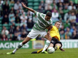 Jeden z dnešných troch gólov Celticu strelil aj švédsky legionár Mikael Lustig (vľavo).