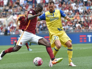 Súboj Rimana Antonia Rüdigera proti súperovi z Chieva Verona, ktorým bol v tomto prípade Fabrizio Cacciatore.