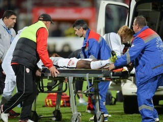 Záchranná služba odváža z trávnika Patricka Ekenga.