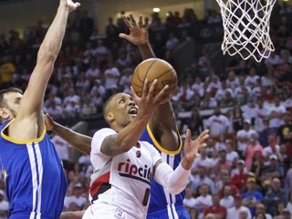 Damian Lillard z Portlandu sa snaží zakončiť na kôš tímu z Golden State.