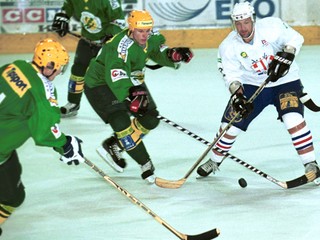 Vsetínsky hokejový klub (zelené dresy) má slávnu históriu ako máloktorý tunajší oddiel.