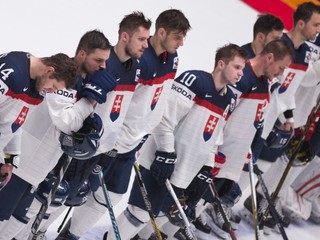 Sklamaní slovenskí hokejisti po prehre s Nemeckom 1:5.