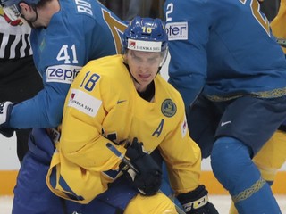 Mikael Backlund zo Švédska v súboji s dvojicou kazašských protivníkov.