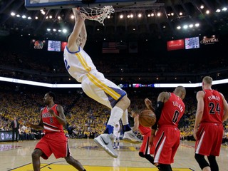 Andrew Bogut z Golden State skóruje v zápase proti Portlandu.