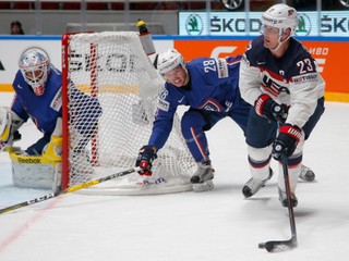 Američan Matt Hendricks (vpravo) v zápase s Francúzskom. 