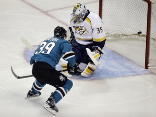 Logan Couture strieľa gól do siete Nashvillu Predators.